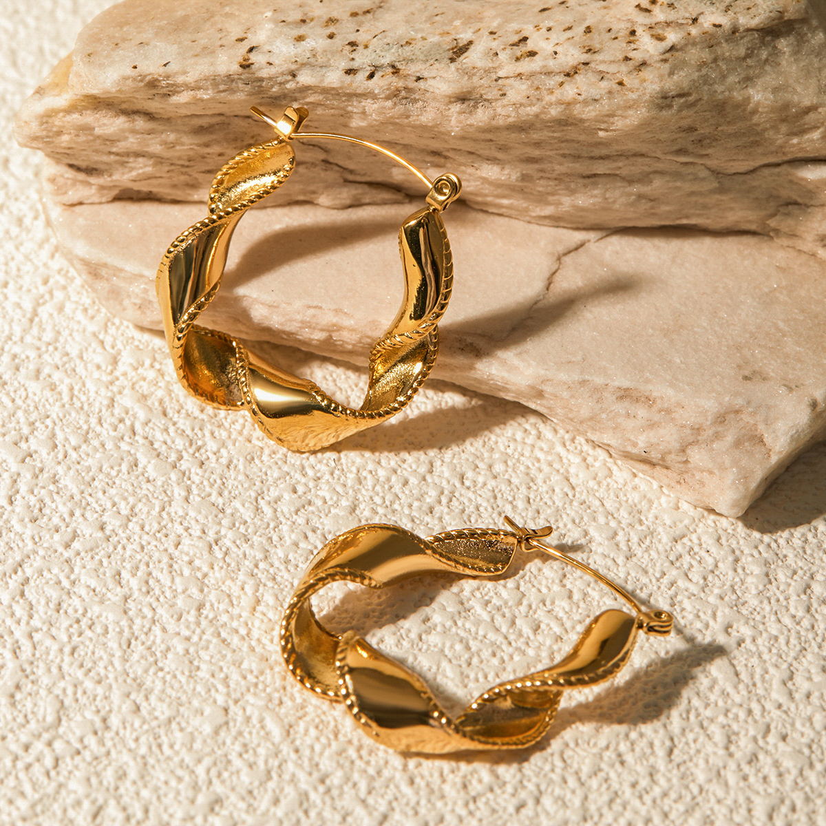 1 Pair IG Style Elegant Modern Style Waves 304 Stainless Steel 18K Gold Plated Hoop Earrings display picture 5