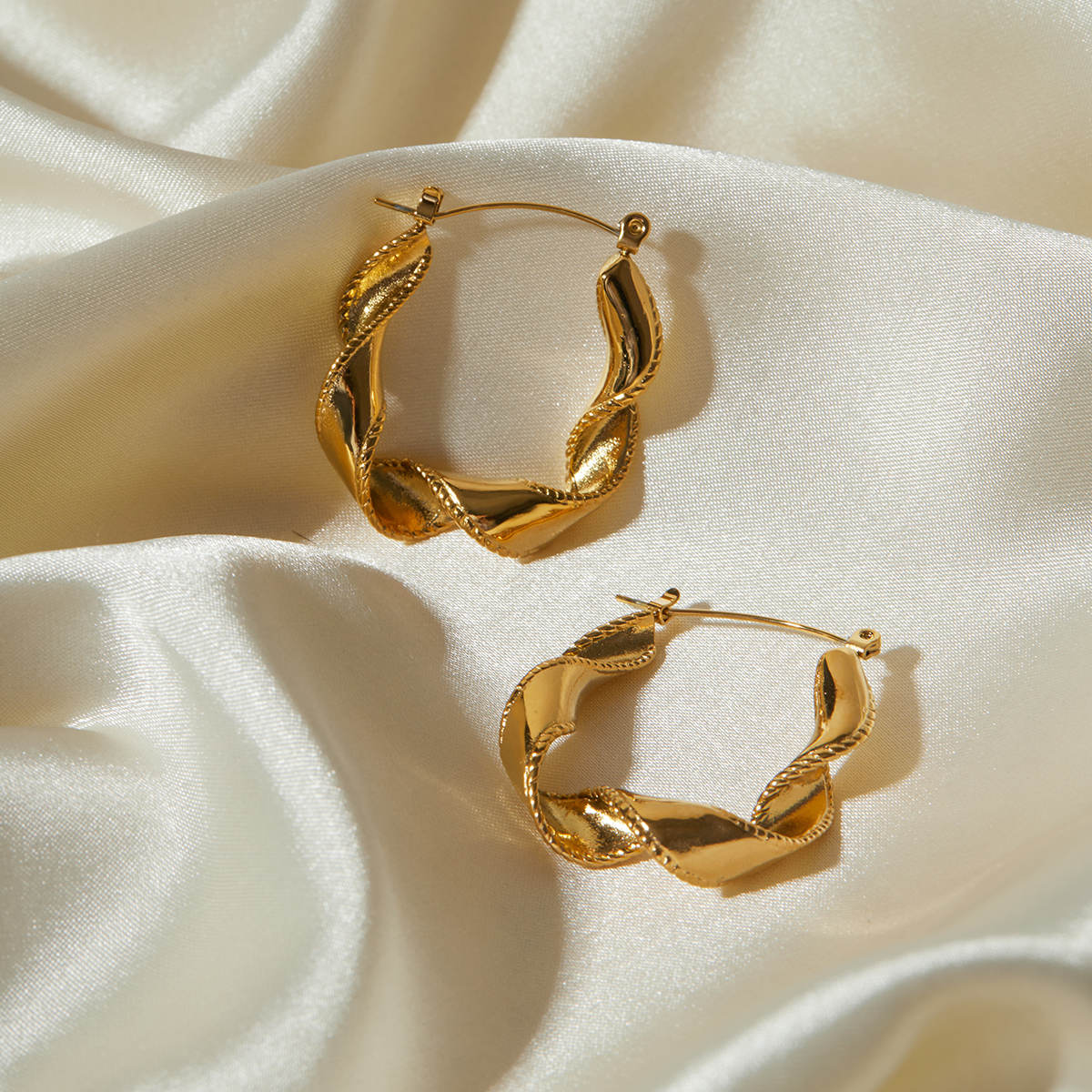 1 Pair IG Style Elegant Modern Style Waves 304 Stainless Steel 18K Gold Plated Hoop Earrings display picture 6