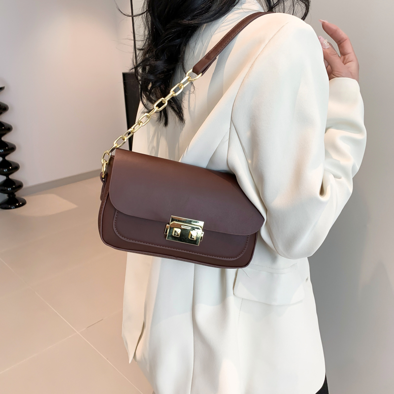 Women's Pu Leather Solid Color Vintage Style Lock Clasp Shoulder Bag Crossbody Bag display picture 3