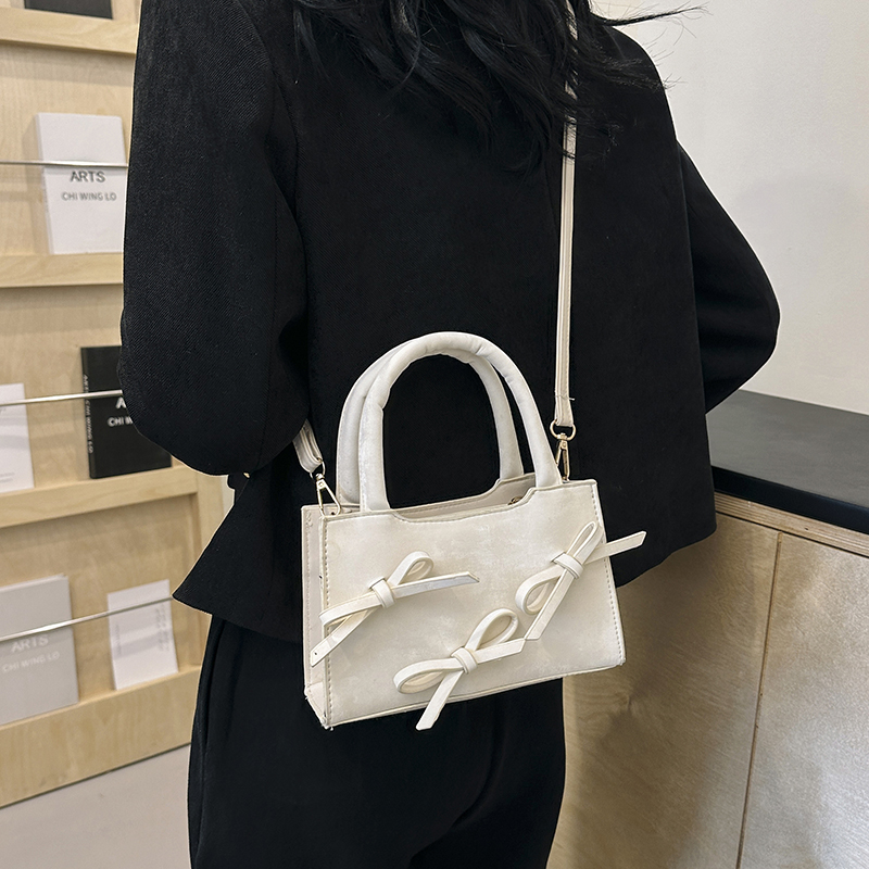 Women's Pu Leather Solid Color Bow Knot Elegant Vintage Style Zipper Shoulder Bag Handbag Crossbody Bag display picture 8