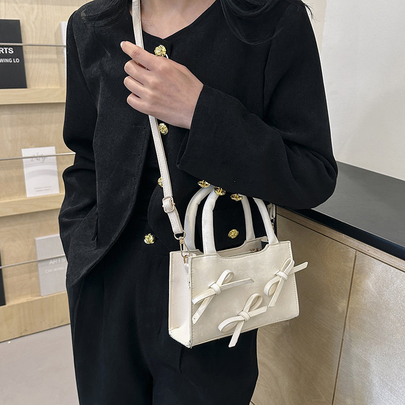 Women's Pu Leather Solid Color Bow Knot Elegant Vintage Style Zipper Shoulder Bag Handbag Crossbody Bag display picture 5