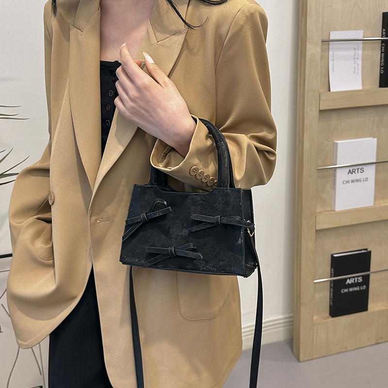 Women's Pu Leather Solid Color Bow Knot Elegant Vintage Style Zipper Shoulder Bag Handbag Crossbody Bag display picture 2