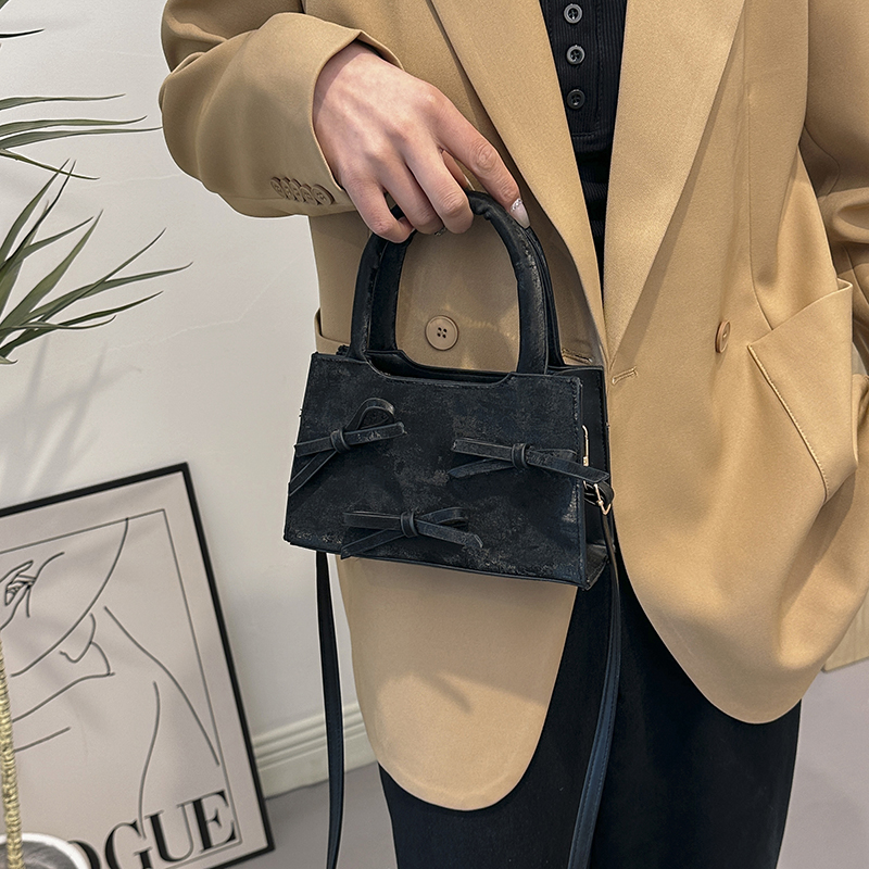 Women's Pu Leather Solid Color Bow Knot Elegant Vintage Style Zipper Shoulder Bag Handbag Crossbody Bag display picture 4