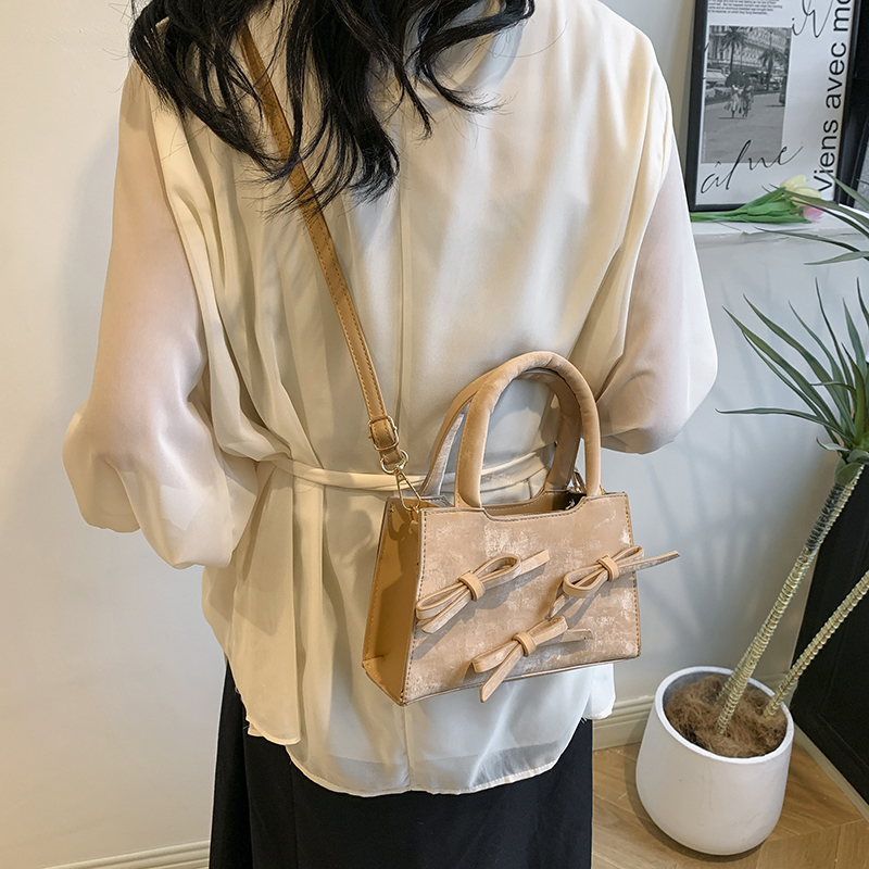 Women's Pu Leather Solid Color Bow Knot Elegant Vintage Style Zipper Shoulder Bag Handbag Crossbody Bag display picture 6