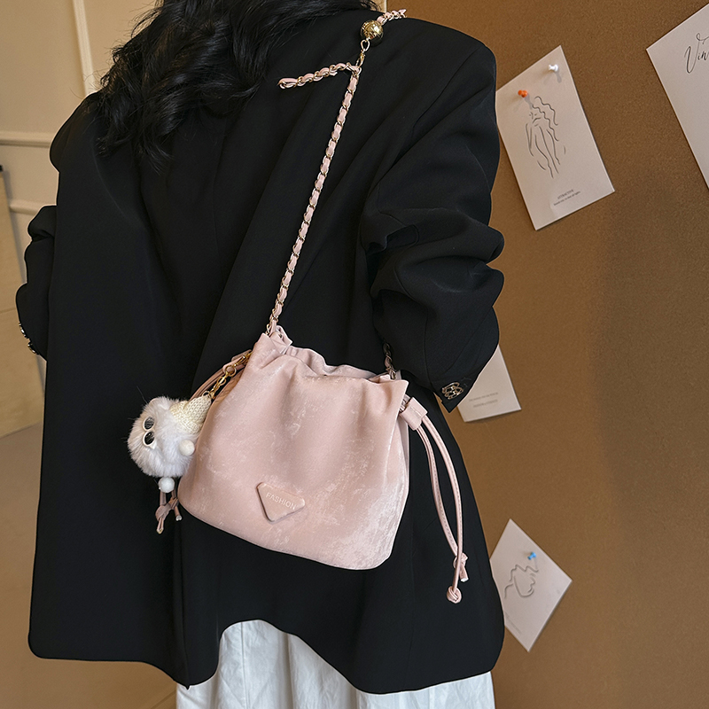 Women's Pu Leather Solid Color Streetwear String Shoulder Bag Crossbody Bag display picture 2