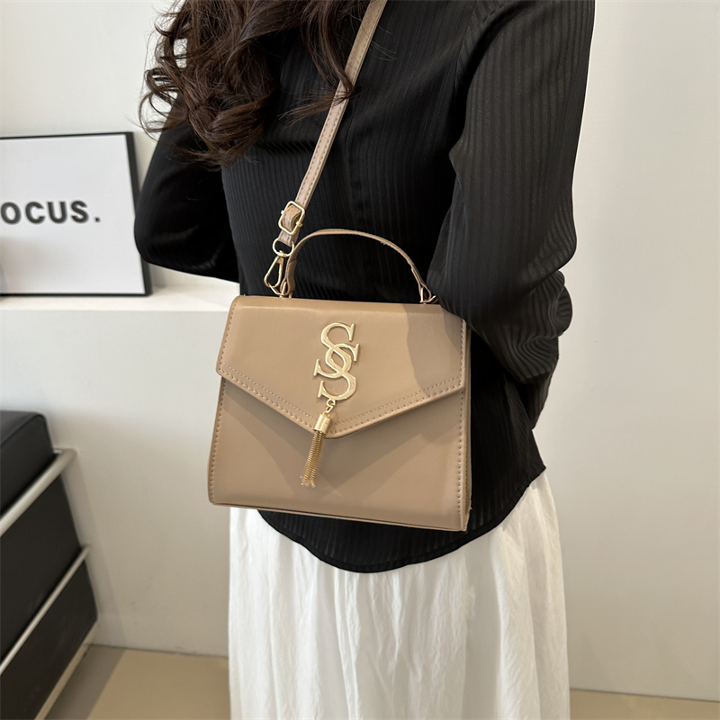 Women's Pu Leather Solid Color Streetwear Flip Cover Shoulder Bag Crossbody Bag display picture 9