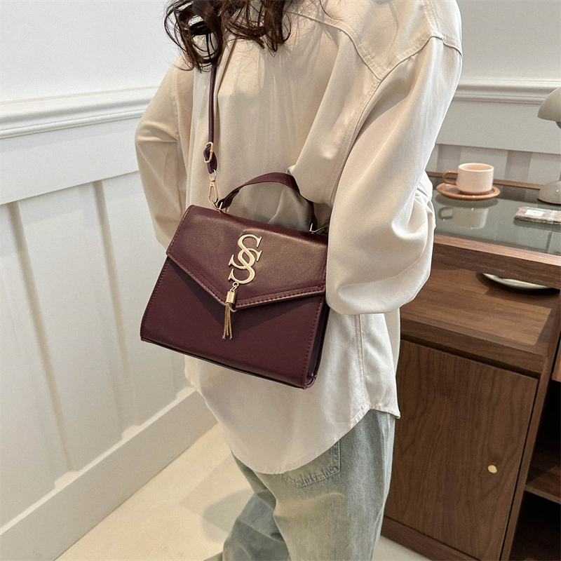 Women's Pu Leather Solid Color Streetwear Flip Cover Shoulder Bag Crossbody Bag display picture 4