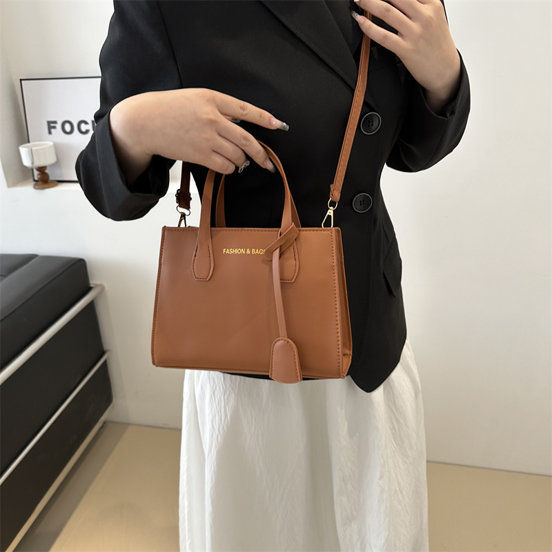 Women's Pu Leather Solid Color Vintage Style Zipper Shoulder Bag Crossbody Bag display picture 8
