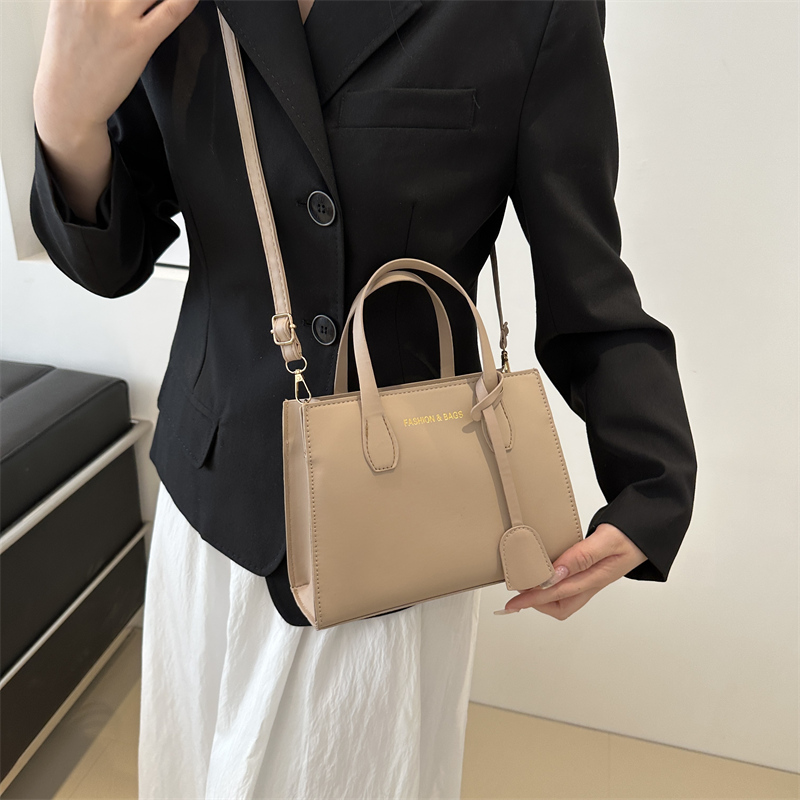 Women's Pu Leather Solid Color Vintage Style Zipper Shoulder Bag Crossbody Bag display picture 3