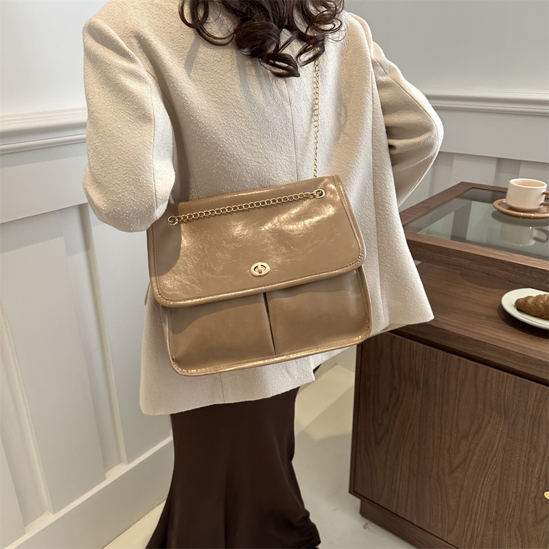 Women's Pu Leather Solid Color Basic Classic Style Flip Cover Shoulder Bag Crossbody Bag display picture 2