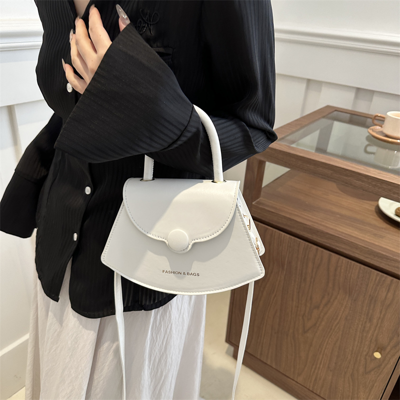 Women's Pu Leather Solid Color Cute Shell Flip Cover Shoulder Bag Handbag Crossbody Bag display picture 8