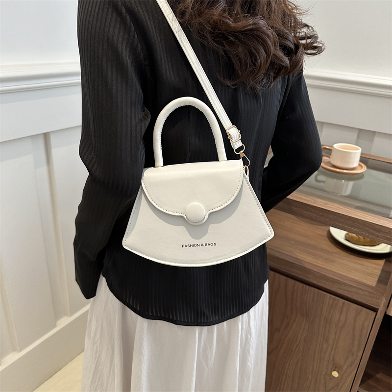 Women's Pu Leather Solid Color Cute Shell Flip Cover Shoulder Bag Handbag Crossbody Bag display picture 5