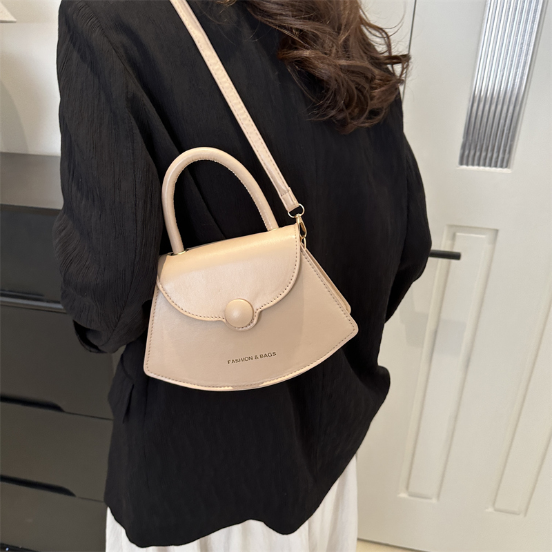 Women's Pu Leather Solid Color Cute Shell Flip Cover Shoulder Bag Handbag Crossbody Bag display picture 2