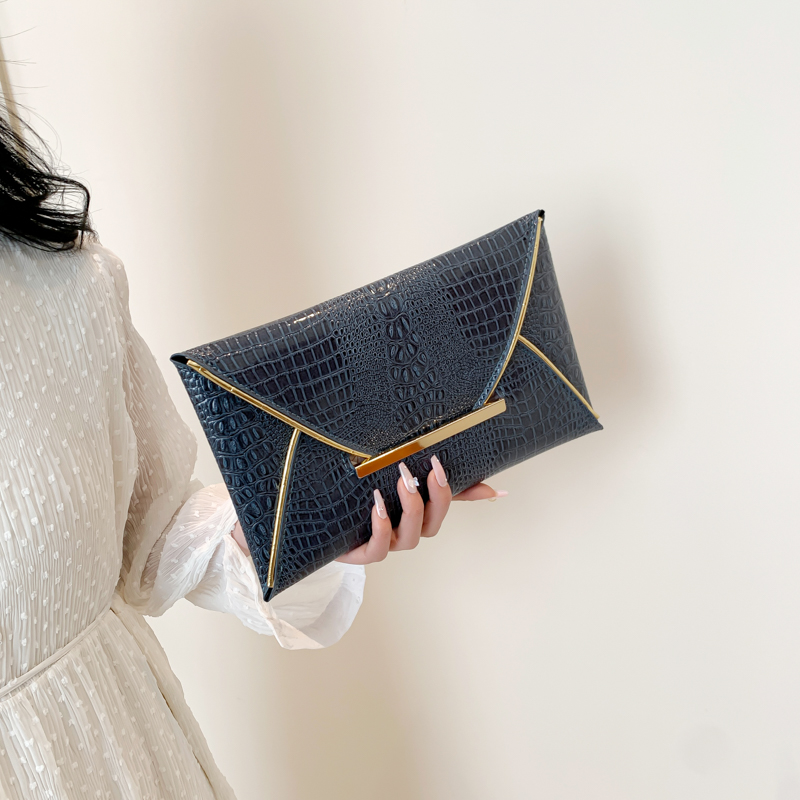 Women's Pu Leather Solid Color Crocodile Vintage Style Square Flip Cover Envelope Bag Clutch Bag display picture 1