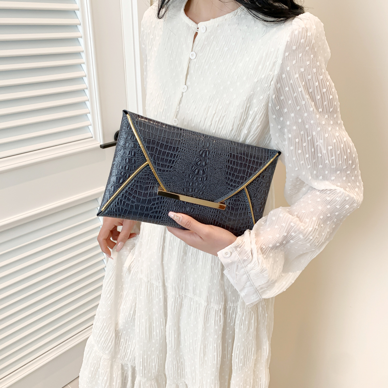 Women's Pu Leather Solid Color Crocodile Vintage Style Square Flip Cover Envelope Bag Clutch Bag display picture 3
