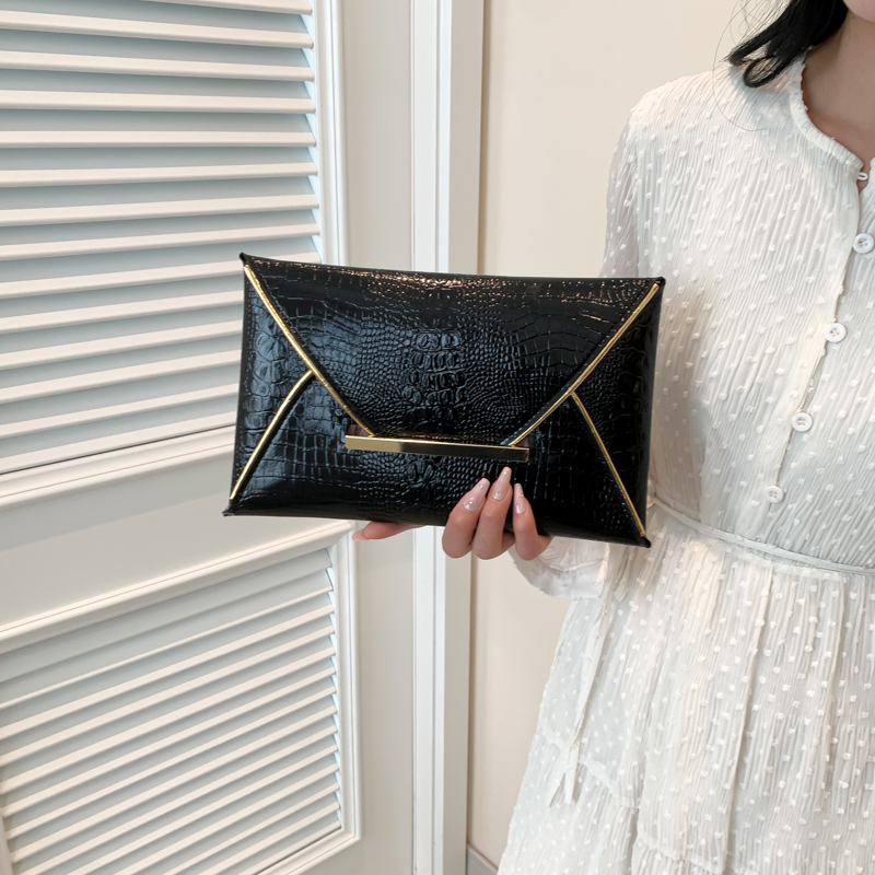 Women's Pu Leather Solid Color Crocodile Vintage Style Square Flip Cover Envelope Bag Clutch Bag display picture 4