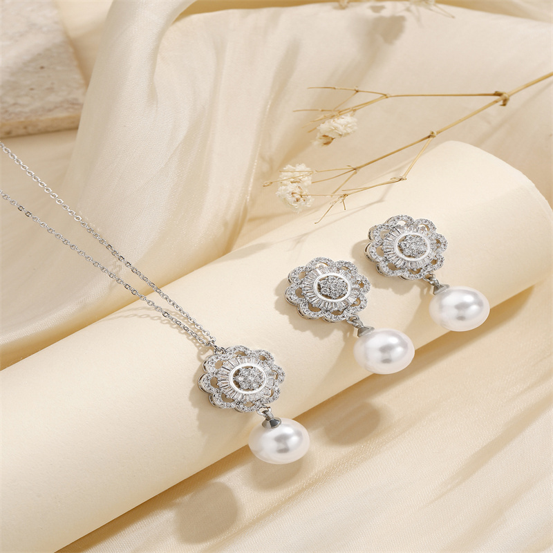 Copper 18K Gold Plated Simple Style Shiny Hollow Out Inlay Flower Pearl Zircon Jewelry Set display picture 2