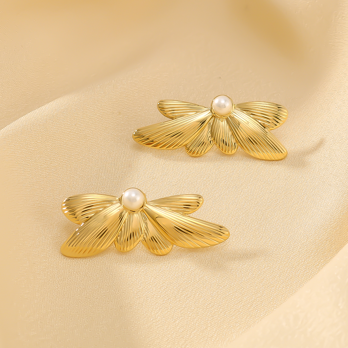 1 Pair IG Style Vintage Style Simple Style Flower Inlay 304 Stainless Steel Pearl 18K Gold Plated Ear Studs display picture 6