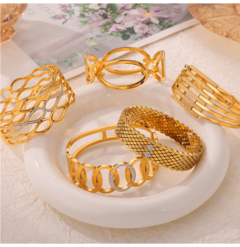 Acero Titanio Chapados en oro de 18k Casual Elegante Estilo Simple Ahuecar Embutido Color Sólido Diamantes De Imitación Brazalete display picture 5