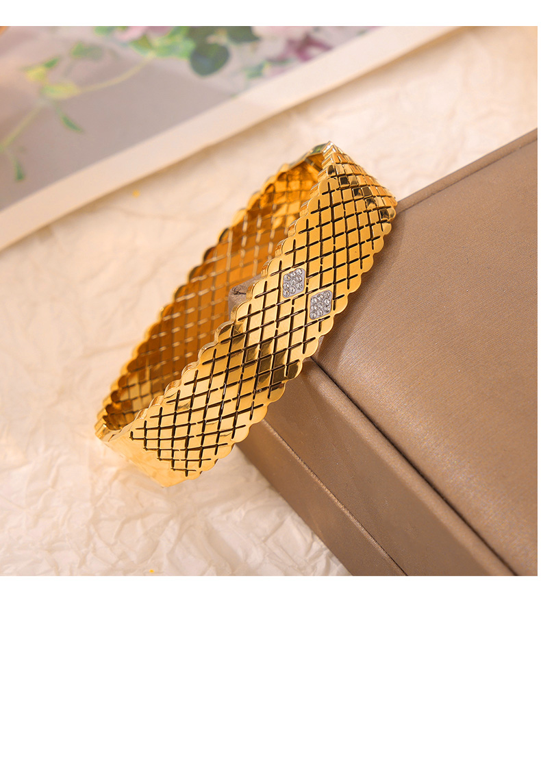 Acero Titanio Chapados en oro de 18k Casual Elegante Estilo Simple Ahuecar Embutido Color Sólido Diamantes De Imitación Brazalete display picture 4