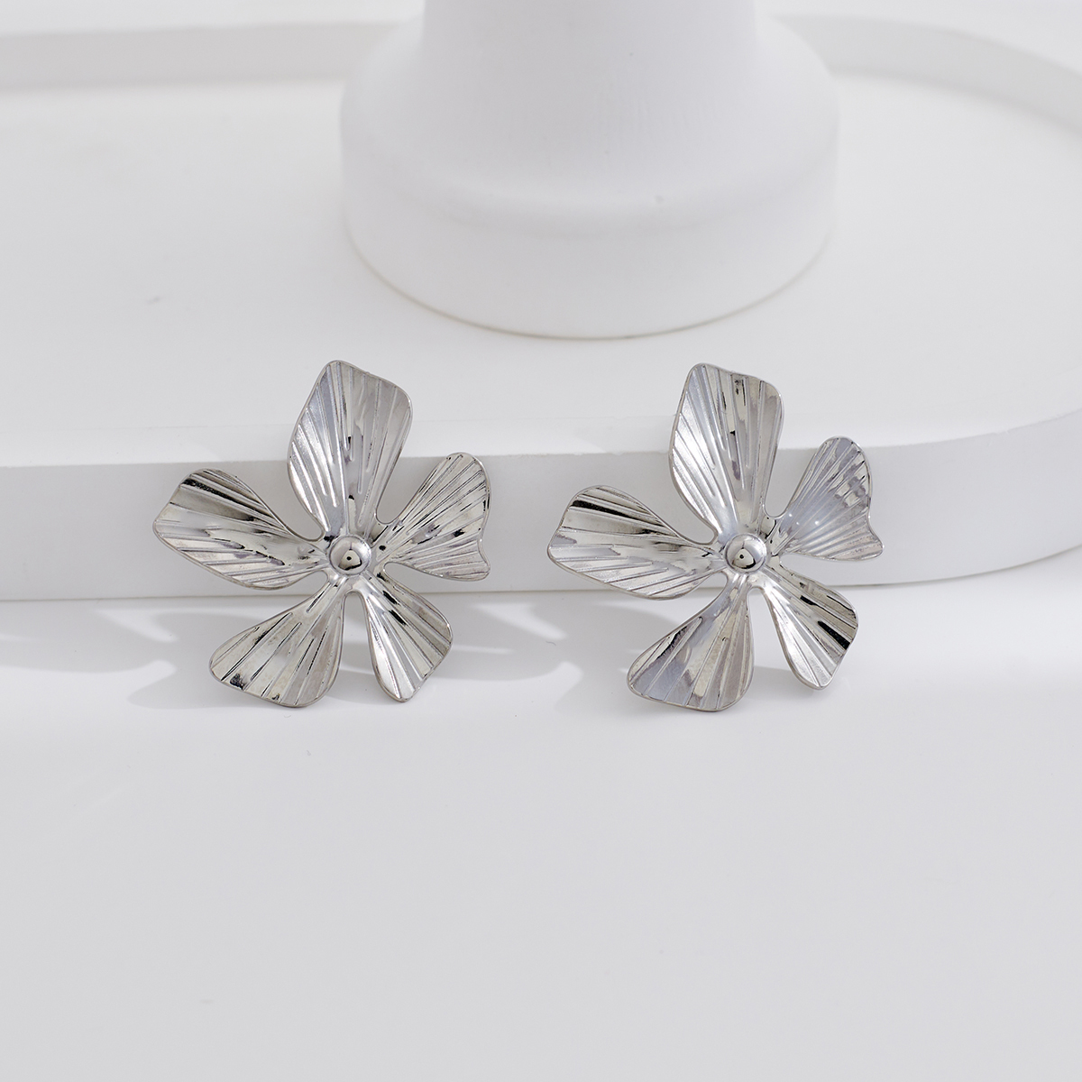 1 Pair Cute Luxurious Flower Plating 304 Stainless Steel 18K Gold Plated Ear Studs display picture 2