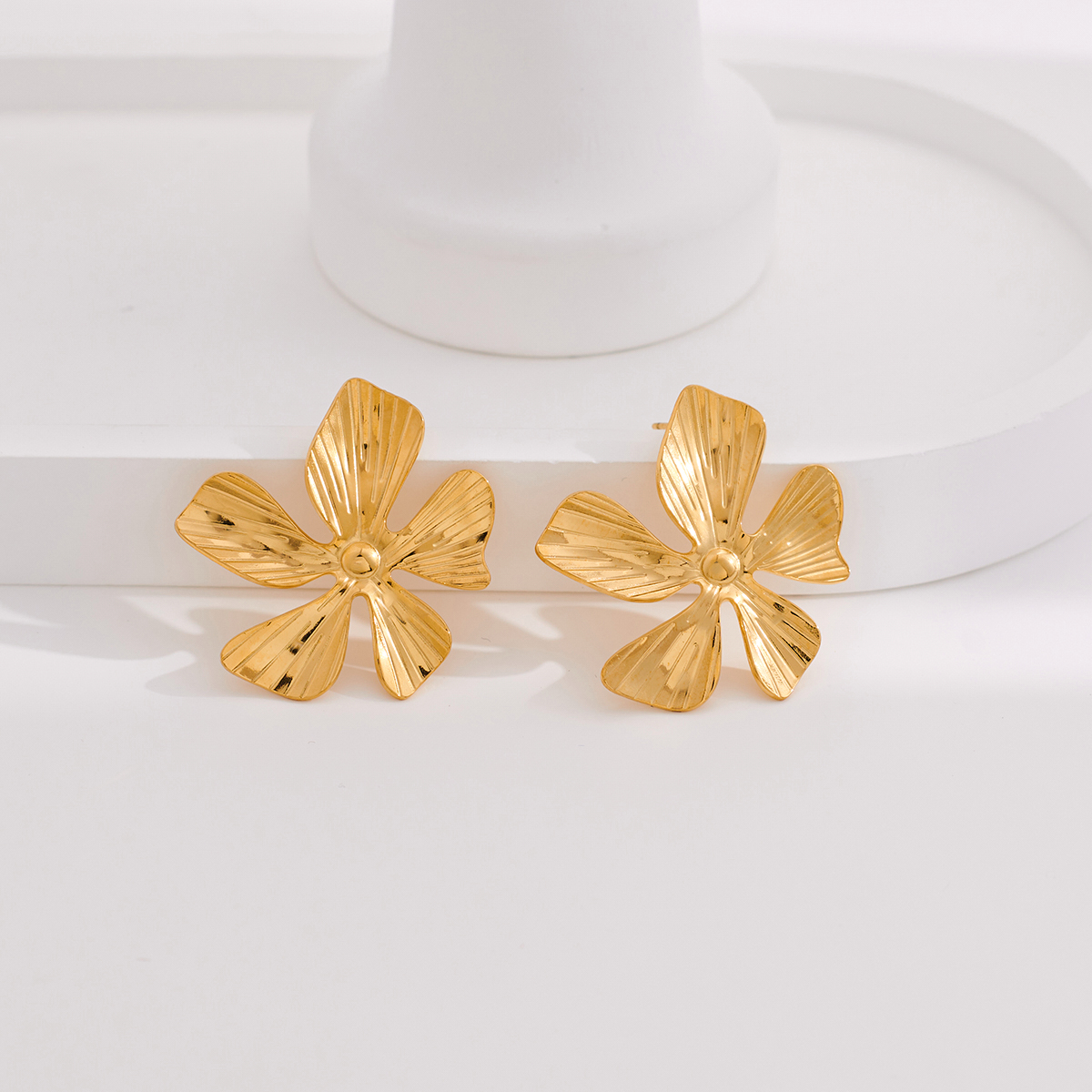 1 Pair Cute Luxurious Flower Plating 304 Stainless Steel 18K Gold Plated Ear Studs display picture 3