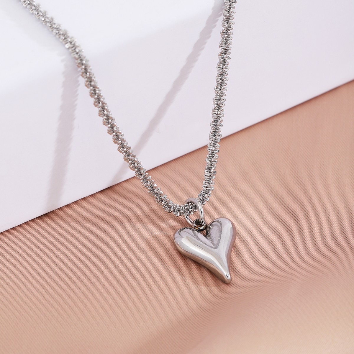304 Stainless Steel Steel Elegant Lady Heart Shape Pendant Necklace display picture 2