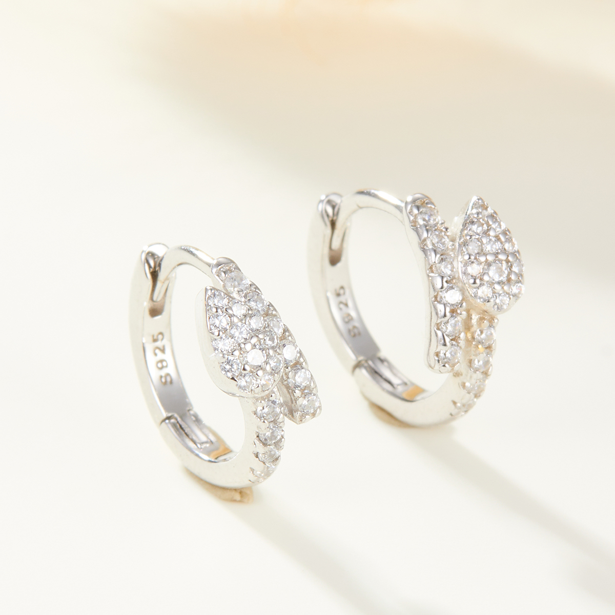 1 Pair Simple Style Commute Leaf Inlay Sterling Silver Zircon White Gold Plated Gold Plated Earrings display picture 3