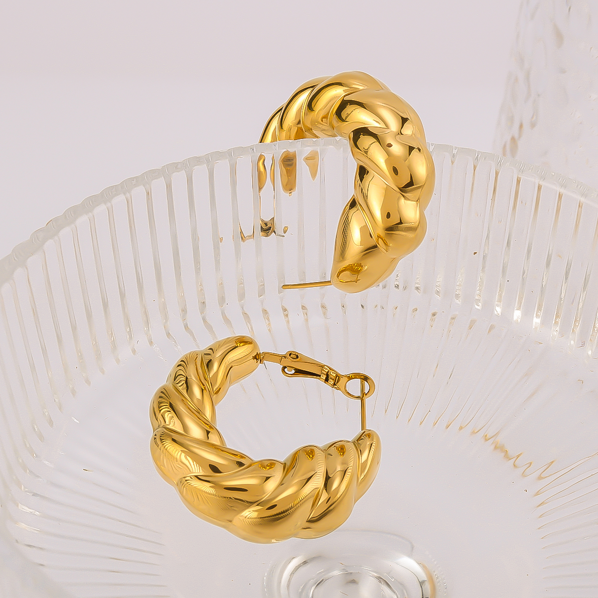1 Pair IG Style Vintage Style Simple Style U Shape Simple 304 Stainless Steel 18K Gold Plated Earrings display picture 3