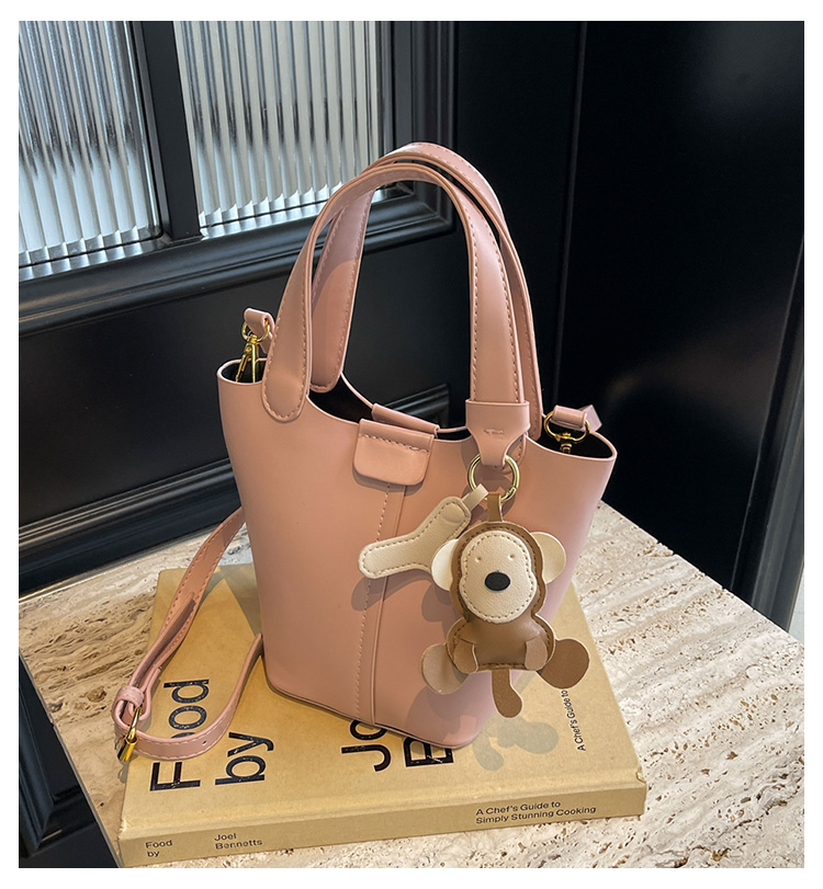 Women's Medium Pu Leather Solid Color Classic Style Magnetic Buckle Shoulder Bag Crossbody Bag Bucket Bag display picture 1