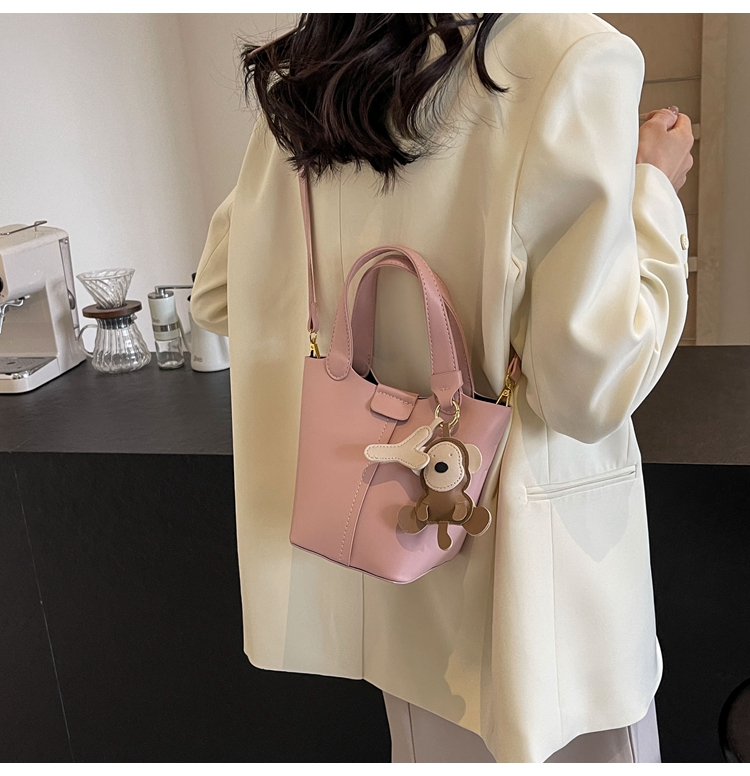 Women's Medium Pu Leather Solid Color Classic Style Magnetic Buckle Shoulder Bag Crossbody Bag Bucket Bag display picture 2