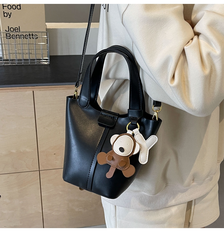 Women's Medium Pu Leather Solid Color Classic Style Magnetic Buckle Shoulder Bag Crossbody Bag Bucket Bag display picture 4