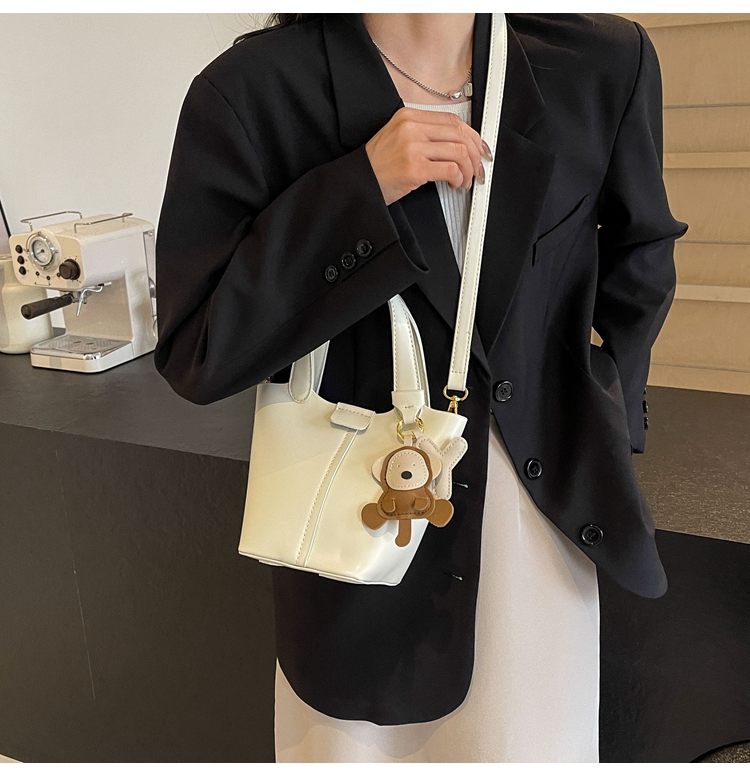 Women's Medium Pu Leather Solid Color Classic Style Magnetic Buckle Shoulder Bag Crossbody Bag Bucket Bag display picture 5
