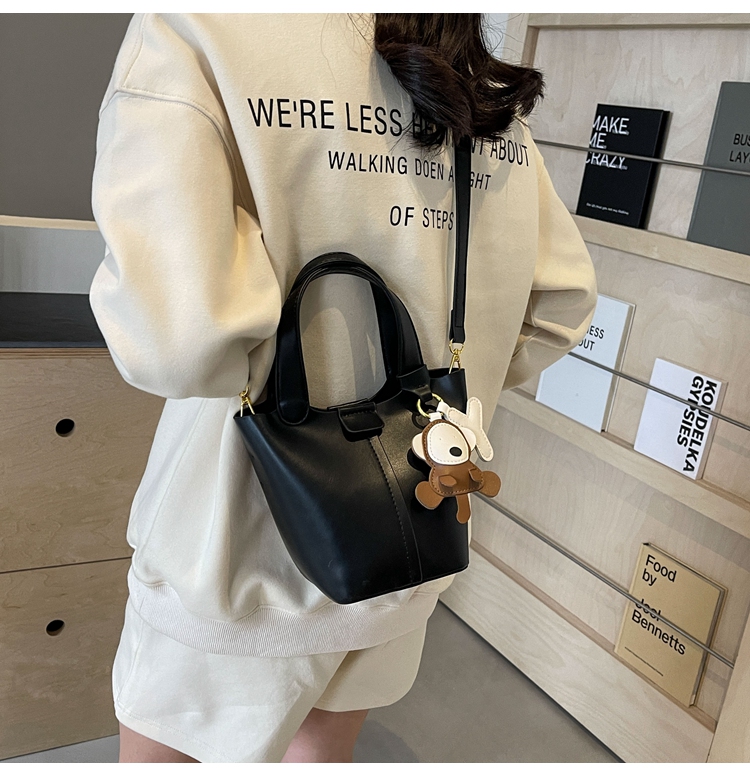 Women's Medium Pu Leather Solid Color Classic Style Magnetic Buckle Shoulder Bag Crossbody Bag Bucket Bag display picture 3