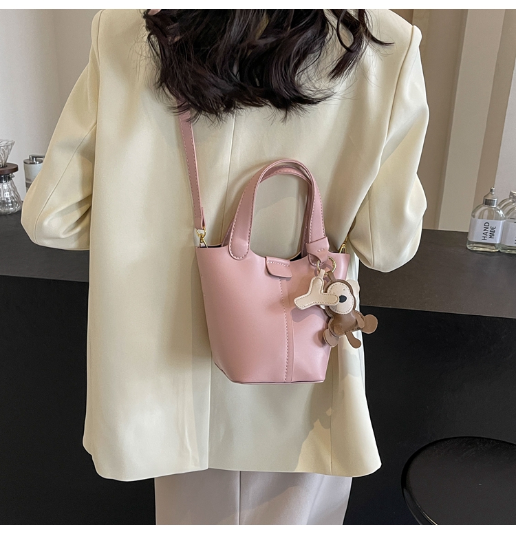 Women's Medium Pu Leather Solid Color Classic Style Magnetic Buckle Shoulder Bag Crossbody Bag Bucket Bag display picture 9