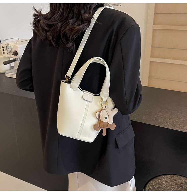 Women's Medium Pu Leather Solid Color Classic Style Magnetic Buckle Shoulder Bag Crossbody Bag Bucket Bag display picture 8
