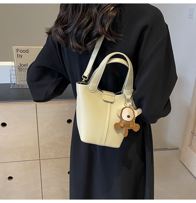 Women's Medium Pu Leather Solid Color Classic Style Magnetic Buckle Shoulder Bag Crossbody Bag Bucket Bag display picture 6