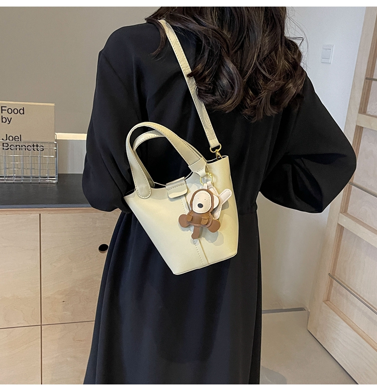 Women's Medium Pu Leather Solid Color Classic Style Magnetic Buckle Shoulder Bag Crossbody Bag Bucket Bag display picture 7