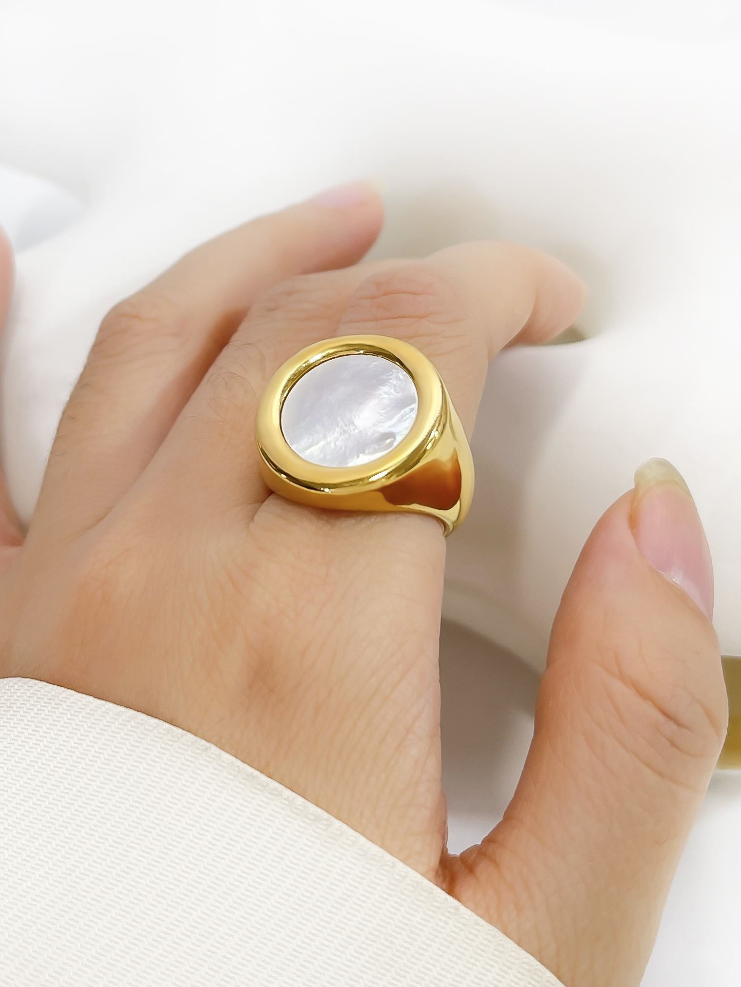 304 Stainless Steel 18K Gold Plated Casual Basic Classic Style Enamel Inlay Round Shell Open Rings Rings display picture 4