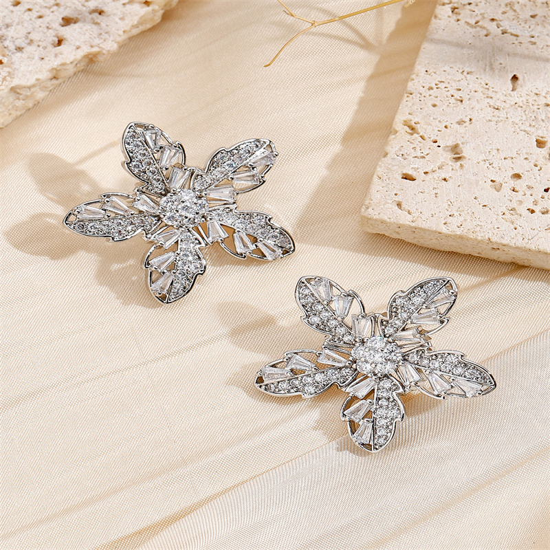 1 Pair Luxurious Snowflake Plating Inlay Copper Zircon 18K Gold Plated Ear Studs display picture 3