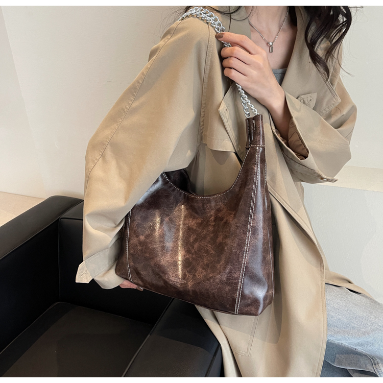 Women's Medium Pu Leather Solid Color Classic Style Pillow Shape Magnetic Buckle Shoulder Bag Crossbody Bag Underarm Bag display picture 4