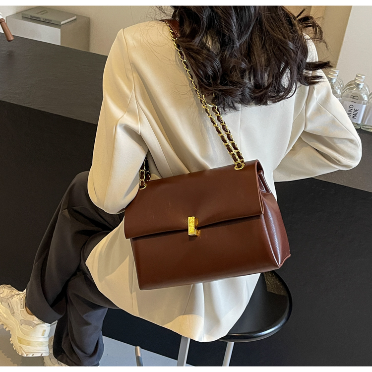 Women's Medium Pu Leather Solid Color Vintage Style Streetwear Square Lock Clasp Shoulder Bag Crossbody Bag display picture 5