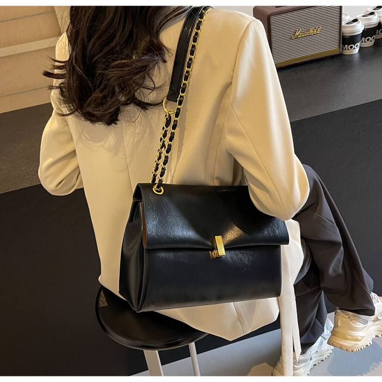 Women's Medium Pu Leather Solid Color Vintage Style Streetwear Square Lock Clasp Shoulder Bag Crossbody Bag display picture 7