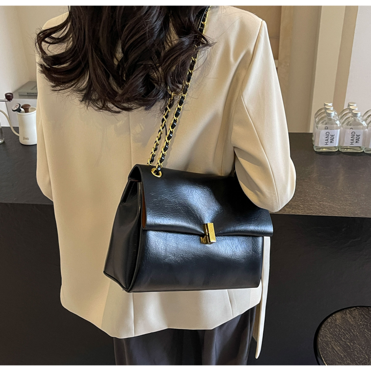 Women's Medium Pu Leather Solid Color Vintage Style Streetwear Square Lock Clasp Shoulder Bag Crossbody Bag display picture 8