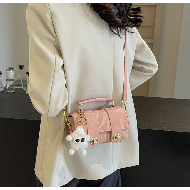 Women's Medium Pu Leather Solid Color Classic Style Streetwear Square Lock Clasp Shoulder Bag Crossbody Bag display picture 8