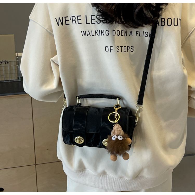 Women's Medium Pu Leather Solid Color Classic Style Streetwear Square Lock Clasp Shoulder Bag Crossbody Bag display picture 6