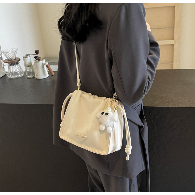 Women's Medium Pu Leather Solid Color Streetwear Bucket Magnetic Buckle Shoulder Bag Crossbody Bag display picture 8
