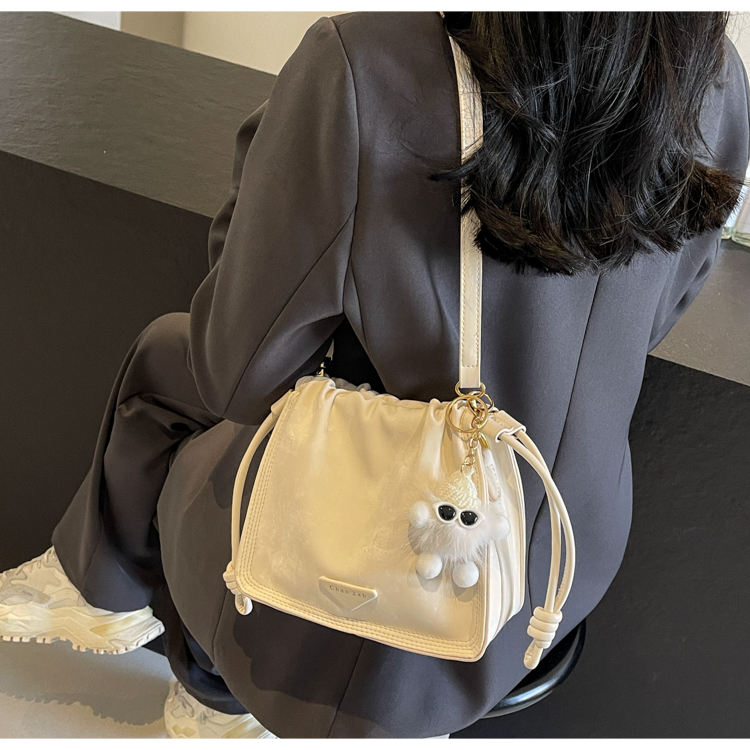 Women's Medium Pu Leather Solid Color Streetwear Bucket Magnetic Buckle Shoulder Bag Crossbody Bag display picture 2