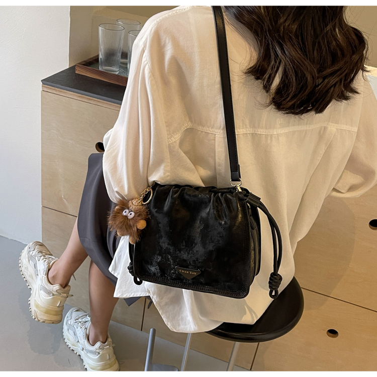 Women's Medium Pu Leather Solid Color Streetwear Bucket Magnetic Buckle Shoulder Bag Crossbody Bag display picture 6