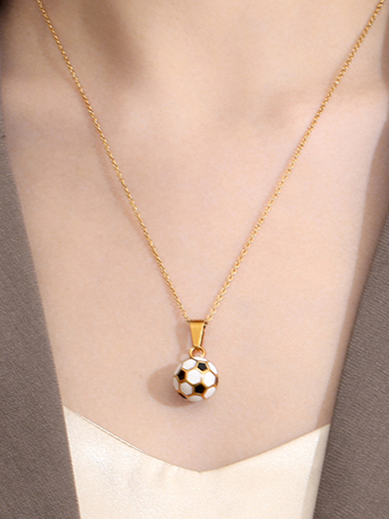 304 Stainless Steel 18K Gold Plated Simple Style Football Pendant Necklace display picture 6